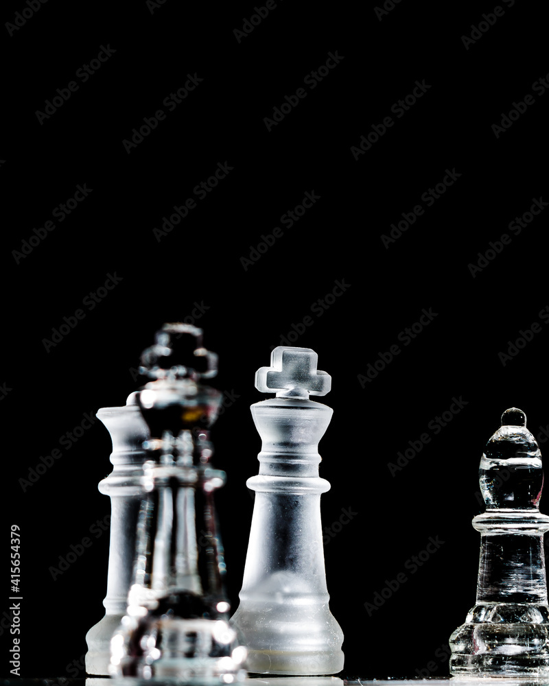 Szklane figury szachowe. - obrazy, fototapety, plakaty 