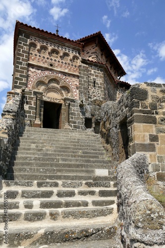 Entrée de la chapelle Saint-Michel en haut du rocher d’Aiguilhe près du Puy-en-Velay