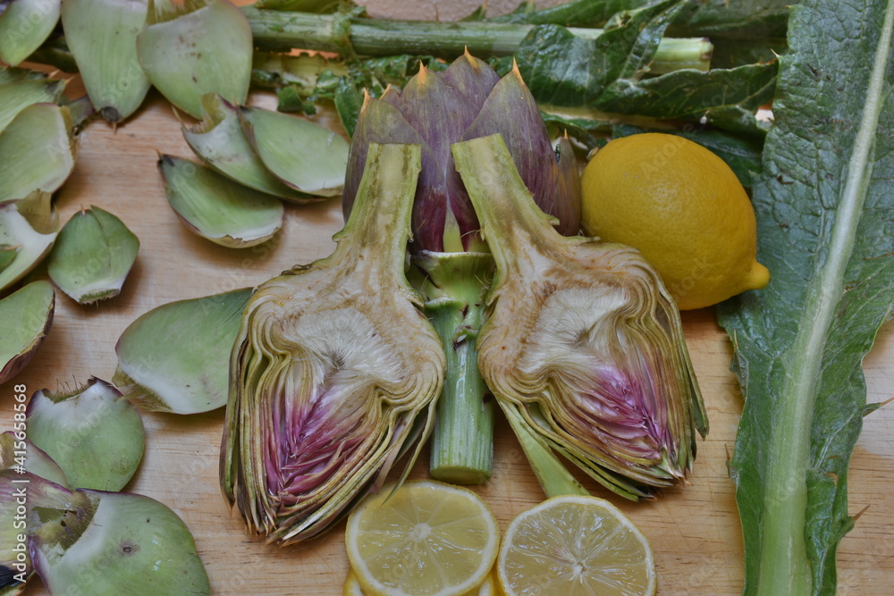 Carciofo, tipica pianta mediterranea. E' una pianta della famiglia Asteraceae coltivata in Italia e in altri Paesi per uso alimentare e, secondariamente, medicinale.