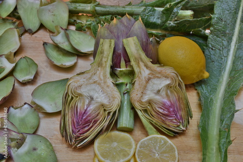 Obraz na płótnie Carciofo, tipica pianta mediterranea. E' una pianta della famiglia Asteraceae coltivata in Italia e in altri Paesi per uso alimentare e, secondariamente, medicinale. w salonie