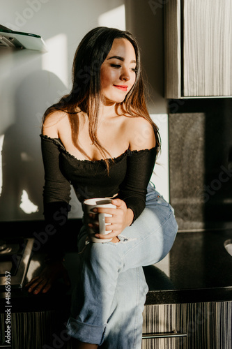 Mujer sentada tomando cafe