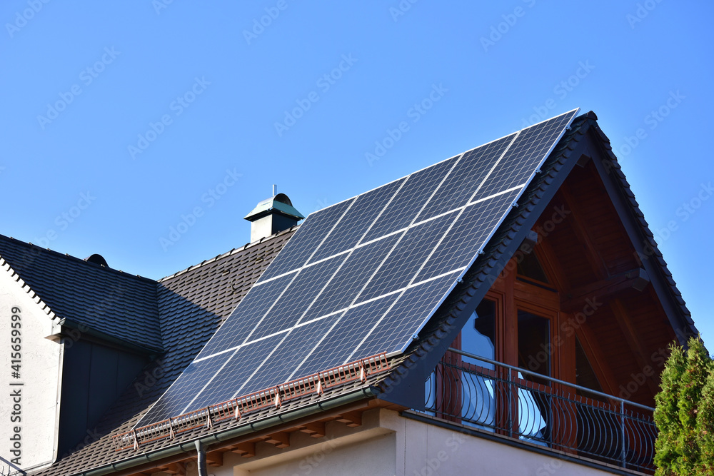 Fototapeta premium Solarkollektoren auf Hausdach