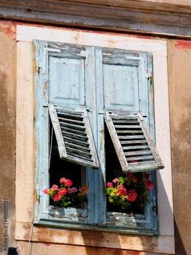 Casas con sus fachadas de color pastel y sus ventanas con contraventanas en la ciudad de Porec  Croacia  durante el verano