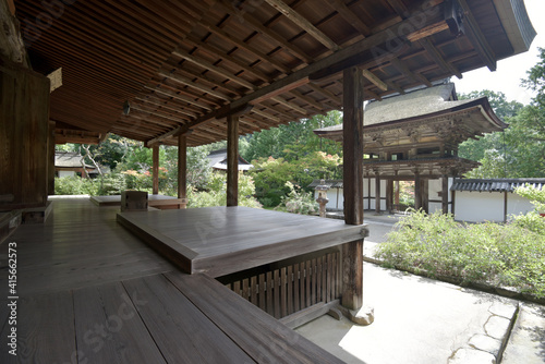 円成寺　本堂から楼門を望む　奈良市