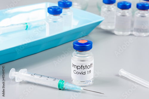 Durchstechflaschen mit Covid-19-Impfstoff und Spritze