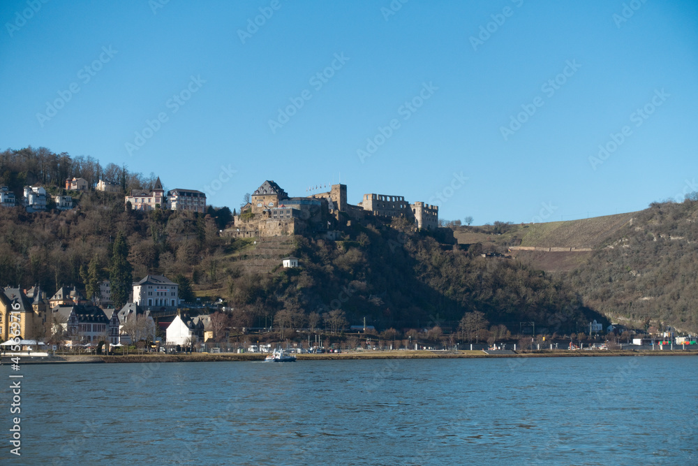 Blick über den Rhein auf St. Goar und Burg Rheinfels