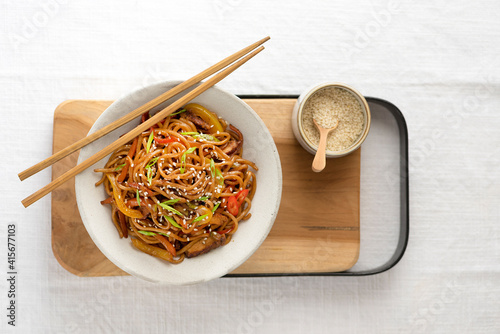 Obraz na płótnie Soba noodles in plate w salonie