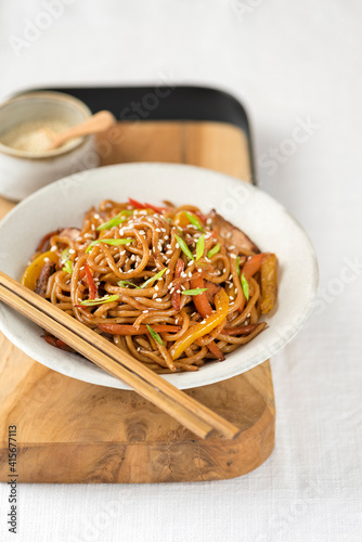 Obraz na płótnie Soba noodles in plate w salonie