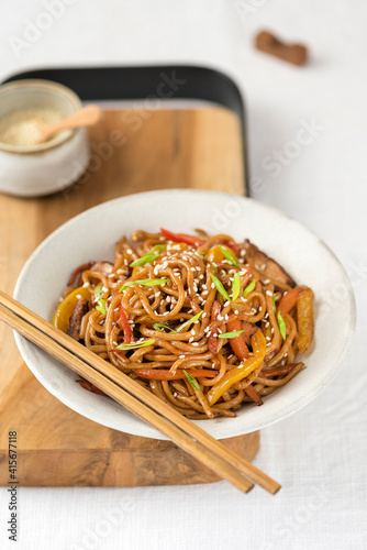 Obraz na płótnie Soba noodles in plate w salonie