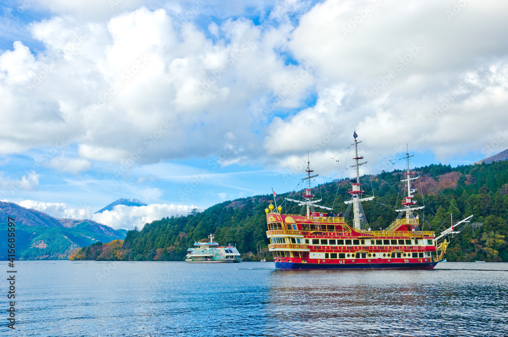Fototapeta premium Lake Ashi and mt. Hakone in Hakone town, Japan.