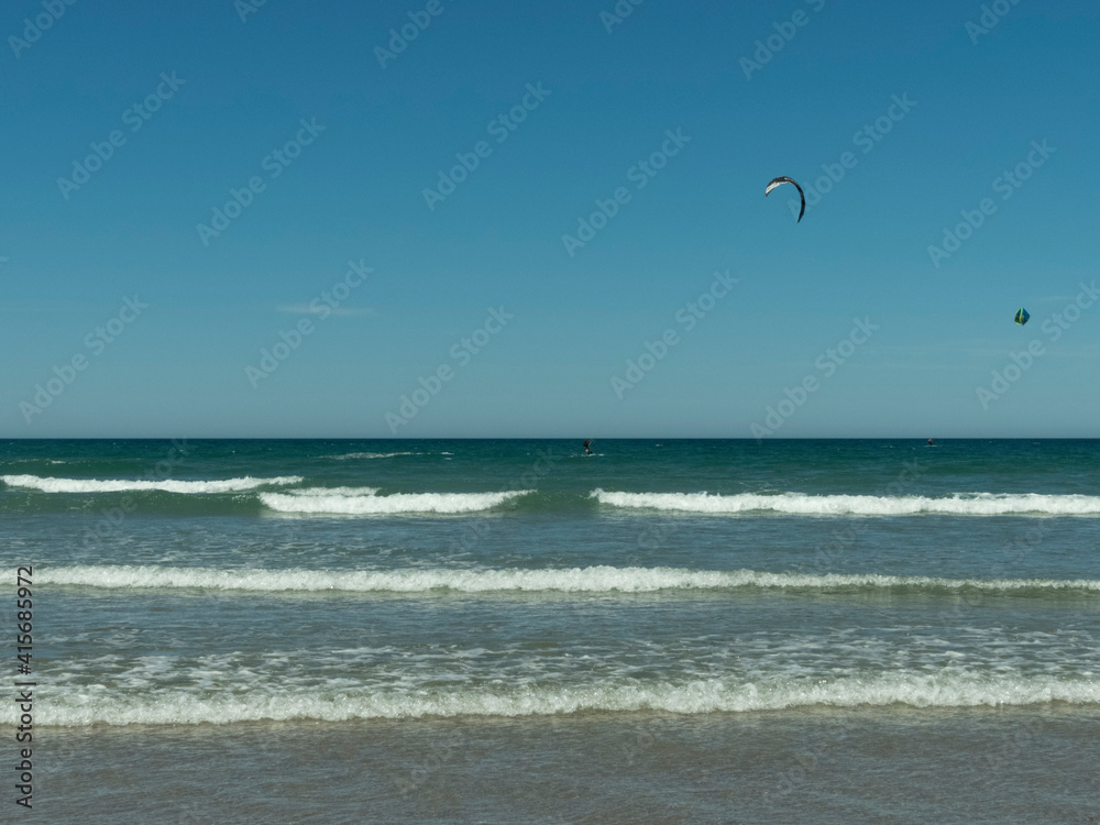 Practica de kitesurf en la costa de playas doradas , Sierra grande, Rio grande, Argentina
