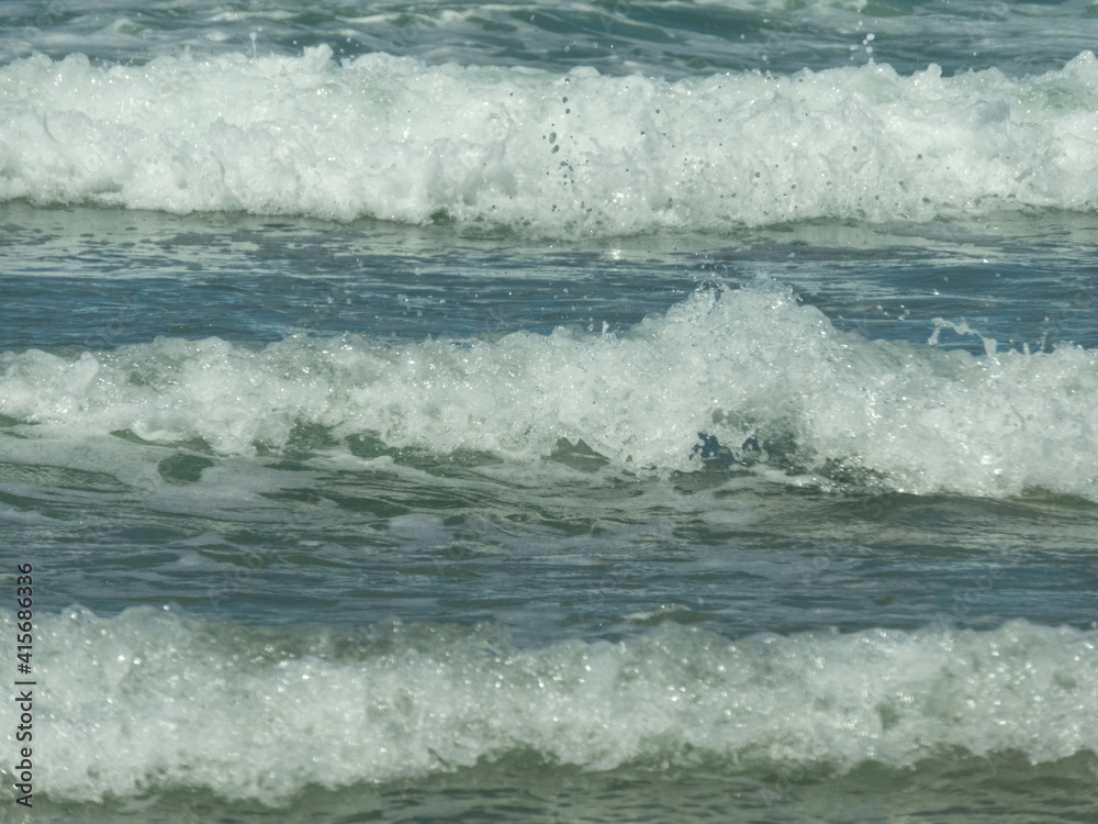 Olas en la playa de las grutas