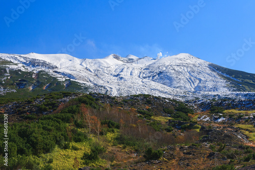 美瑛 新雪と黄葉の山