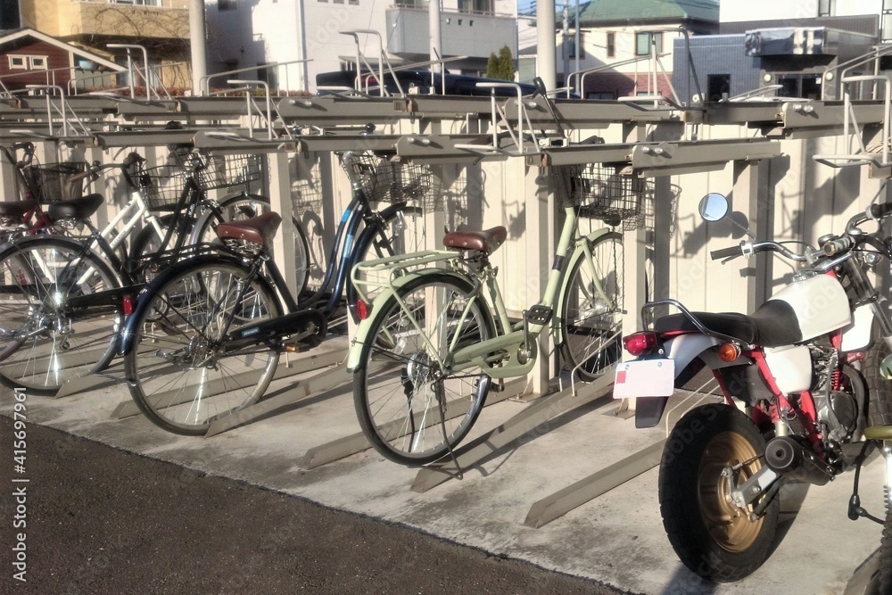 アパートの自転車置き場（屋根あり、スタンド・ラックあり）/Bicycle parking of Japanese apartment