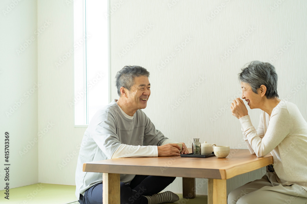 和室でくつろぐシニア夫婦