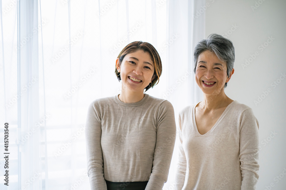 笑顔の30代日本人女性とシニア女性 Stock Photo Adobe Stock