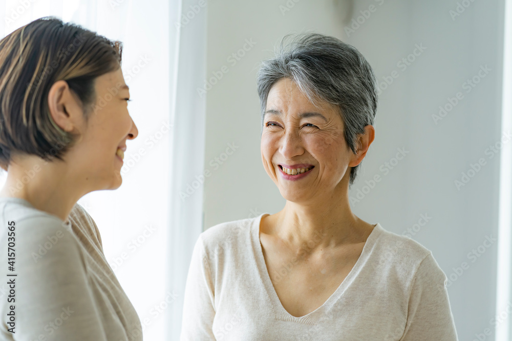 笑顔で会話する30代日本人女性とシニア女性 Stock Foto Adobe Stock