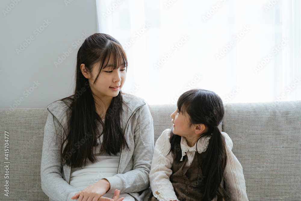 見つめ合う日本人姉妹 見つめ合う日本人姉妹