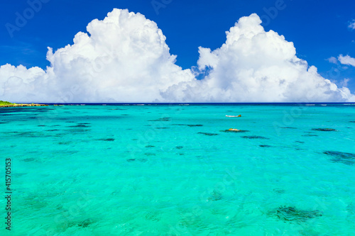 沖縄・宮古島の美しいサンゴ礁の海  © san724