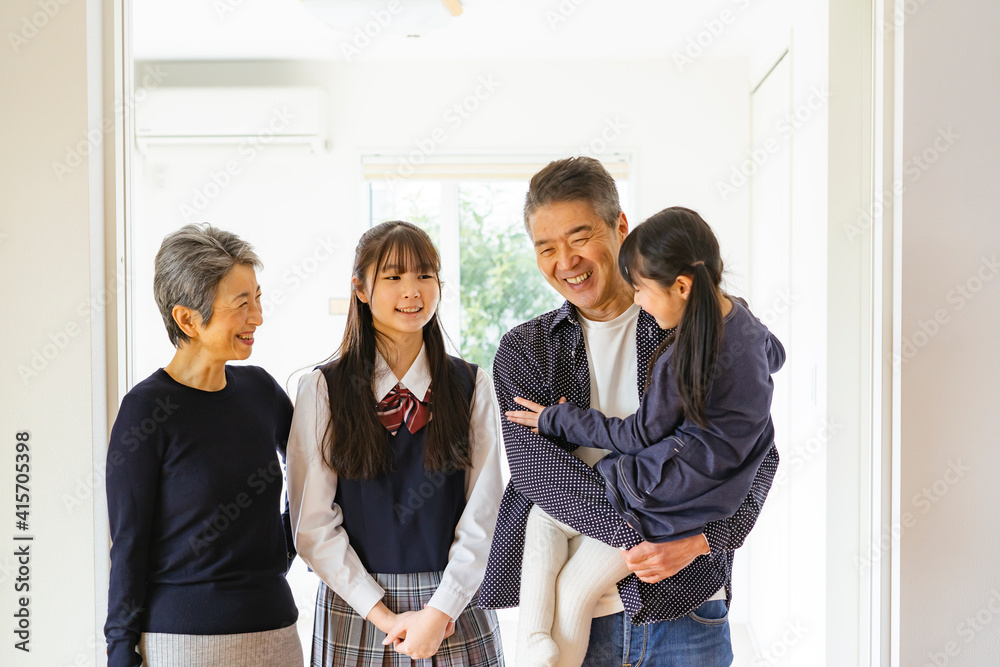 Obraz premium 笑顔のシニア夫婦と孫