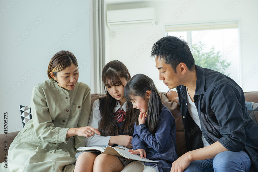 本を見る日本人家族 本を見る日本人家族