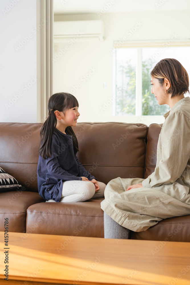 ソファに座り会話する日本人親子