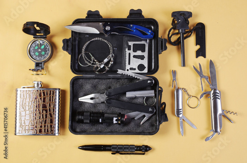 Every Day Carry. Portable survival box in the city.