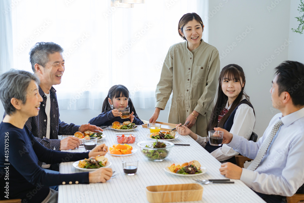 朝食を食べる日本人三世代家族 朝食を食べる日本人三世代家族
