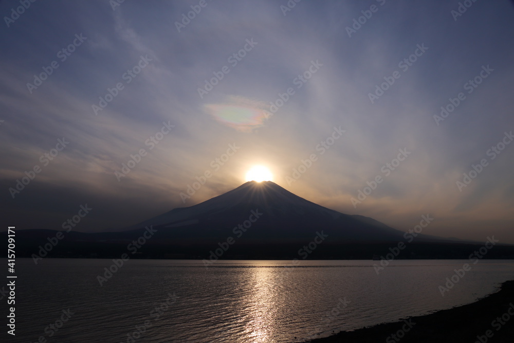 山中湖からのダイヤモンド富士と彩雲