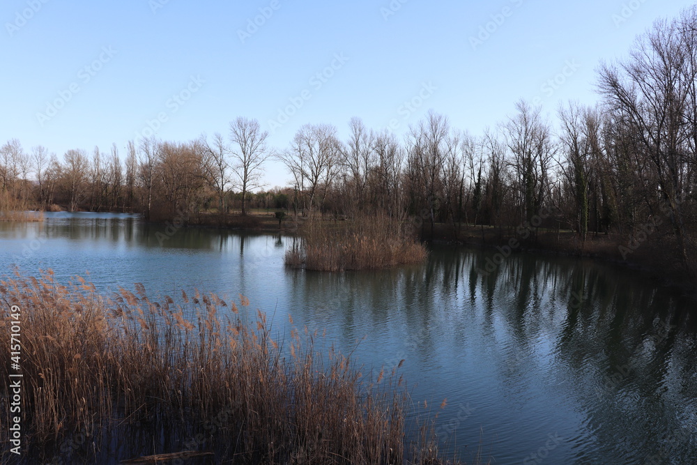 Le lac ou plan d'eau des Brotteaux, ville de Blyes, département de l'Ain, France