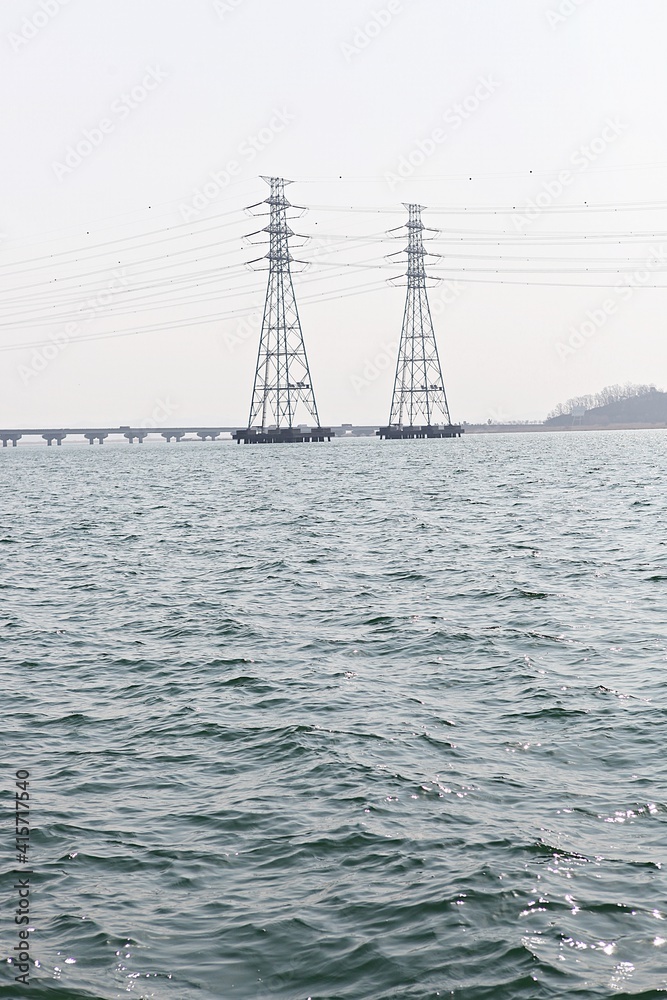Obraz premium 한국의 경기도시흥시시화호를지나가는송전탑입니다