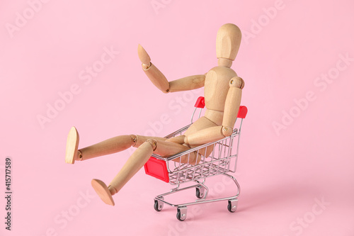 Wooden mannequin in shoppin...