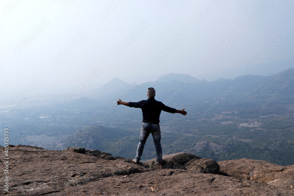 Obraz premium person on top of mountain