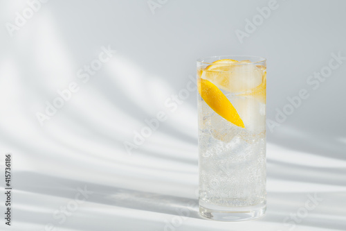 Valokuva Glass of clean mineral sparkling water with ice and lemon on a white background