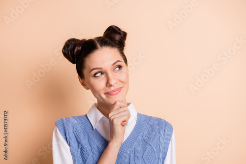 Schilderij op canvas Photo of pretty thoughtful young girl dressed knitted waistcoat arm chin looking