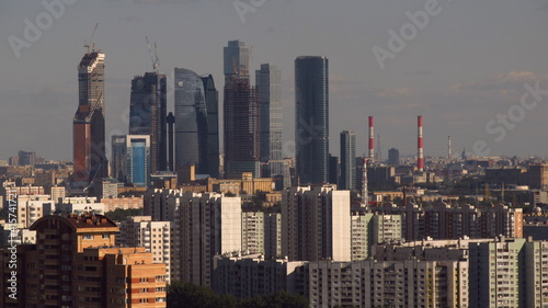 Moskiewskie wieżowce wśród zabudowanego miasta, Rosja