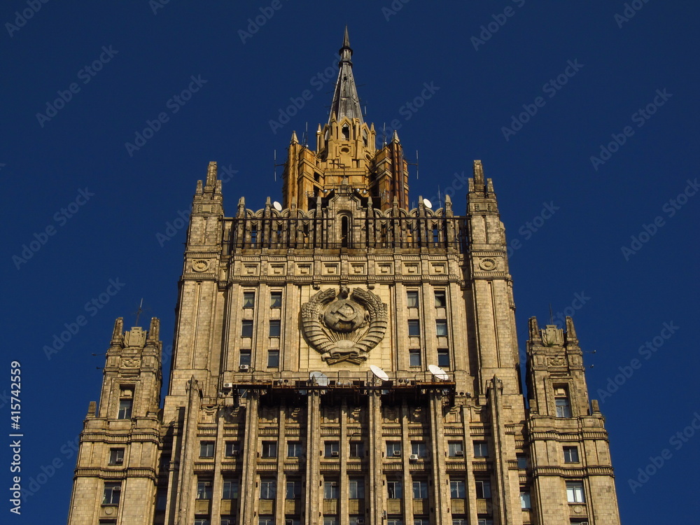 Górna część budynku ministerstwa spraw zagranicznych Rosji w Moskwie - obrazy, fototapety, plakaty 