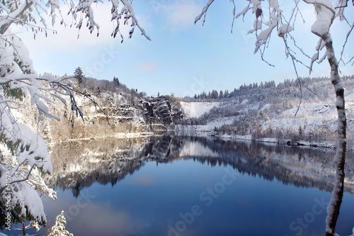 wunderschöne winterlandschaft mit see