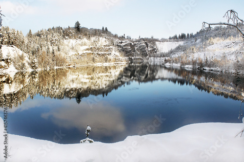 wunderschöne winterlandschaft mit see