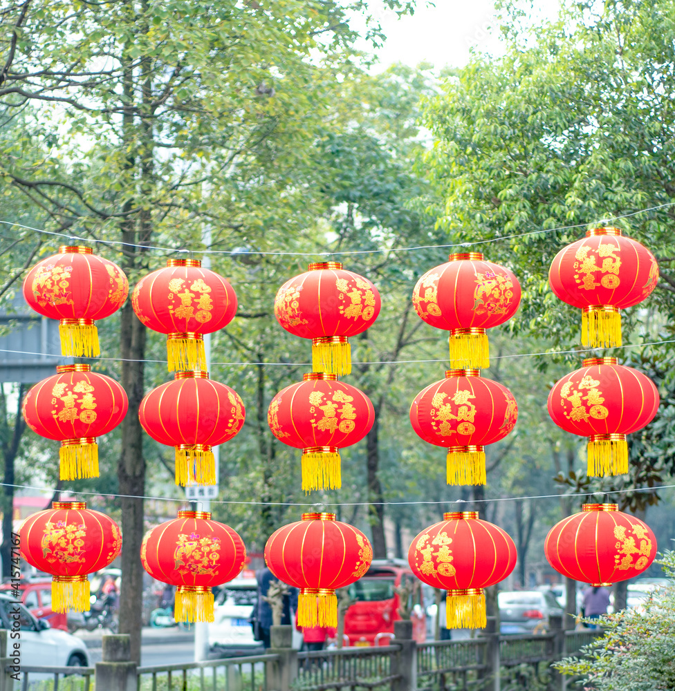 Obraz premium Lanterns hang on the streets of the Chinese New Year