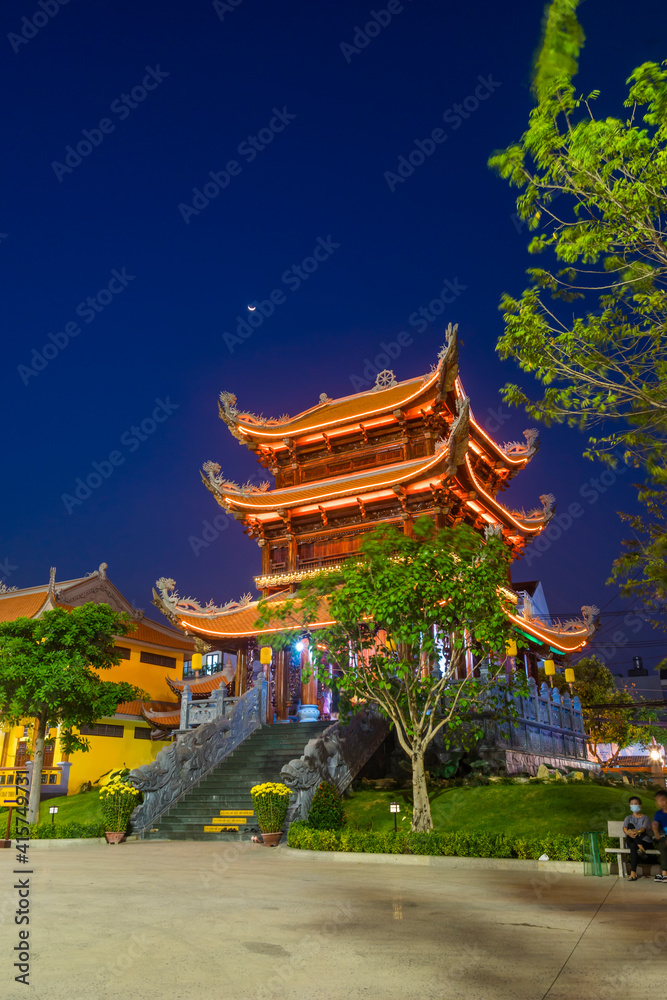 Obraz premium Beautiful traditional decorations and details on the roof of the temple at Vinh Nghiem monastery with many visitor in Ho Chi Minh city, Vietnam