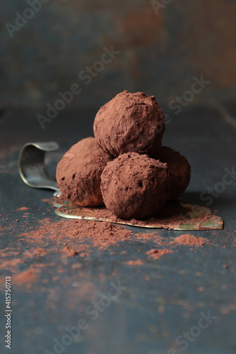 schokoladige Trüffelpralinen mit Kakaopuder