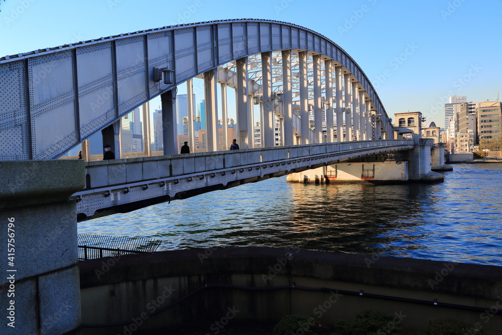 Fototapeta premium 斜陽に輝く勝鬨橋