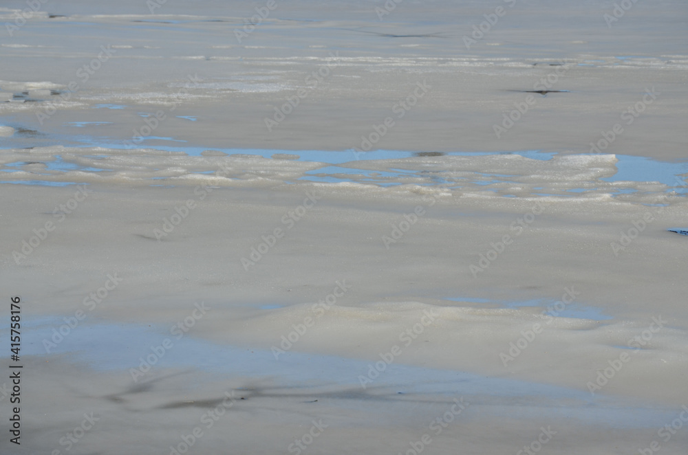 Tauwetter lässt Eis auf dem See schmelzen