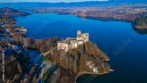 Zamek Dunajec w Niedzicy na tle Jeziora Czorsztyńskiego