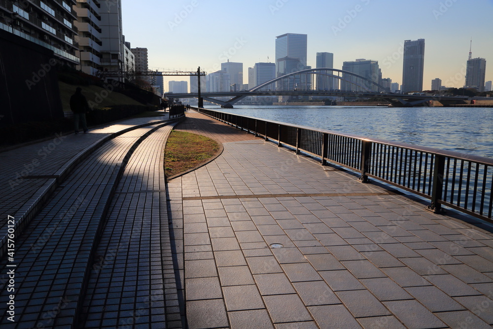 隅田川と斜陽の遊歩道