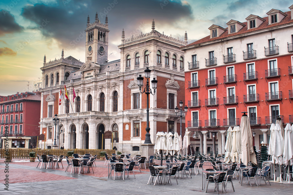 Plaza mayor y ayuntamiento de Valladolid con sombrillas y terraza para ocio