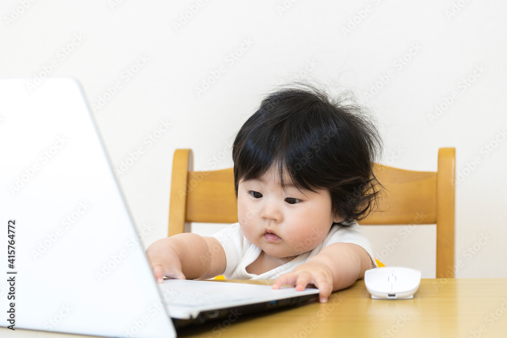 ノートパソコンを使う赤ちゃん。デジタルネイティブ世代イメージ(0歳、生後7カ月、女の子、日本人) ノートパソコンを使う赤ちゃん。デジタルネイティブ世代イメージ(0歳、生後7カ月、女の子、日本人)