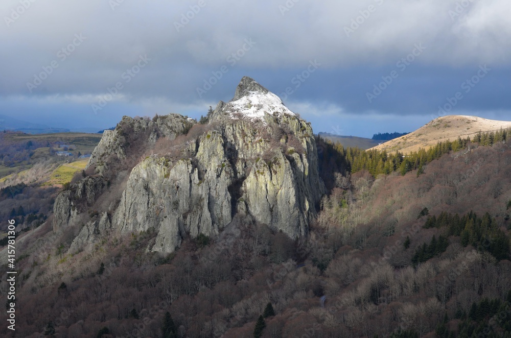 Roche Sanadoire (à gauche) et Puy Mandon (à droite), Auvergne, France Roche Sanadoire (à gauche) et Puy Mandon (à droite), Auvergne, France