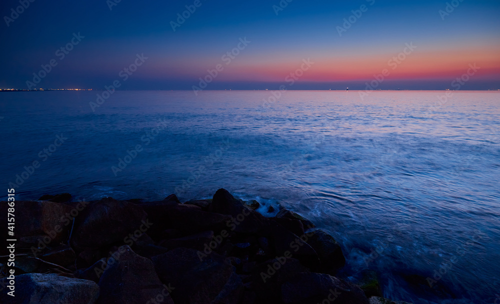 海岸の波と綺麗な夕焼けの風景